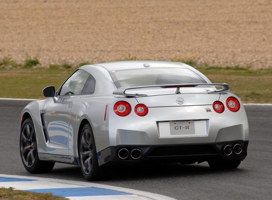  Nissan GT-R 2008 года  (фото 68 из 71)